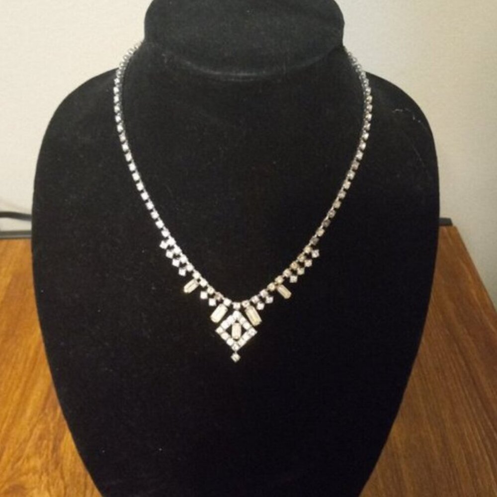 Retro and versatile Art Deco necklace